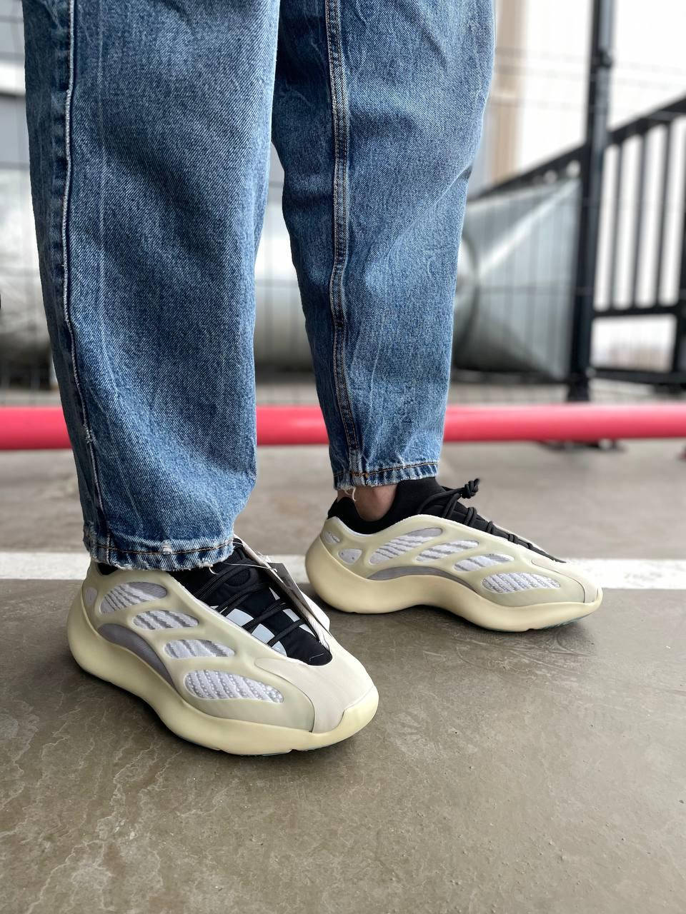 

Кроссовки Adidas Yeezy Boost 700 v3 Azael (36-41), Бежевый