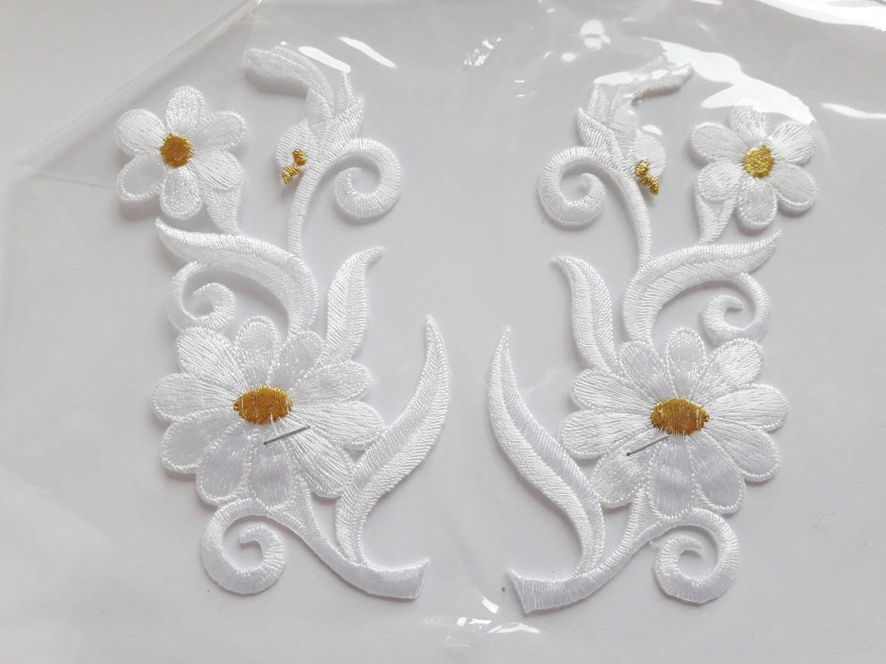 

Аплікація вишивка клейова парна "Квіти" білі з люрексом 12 см,1пара. Аппликация клеевая, термоаппликации., Белый
