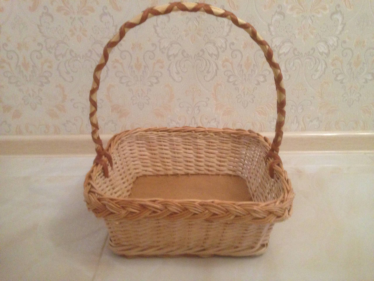 

Подарочная корзина из лозы