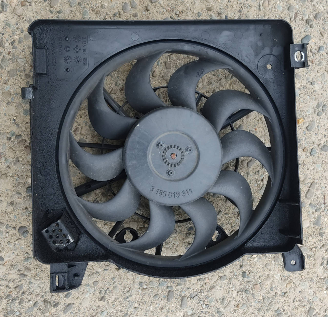 

Вентилятор основного радиатора Opel Astra H Zafira 1.7CDTI 24467444