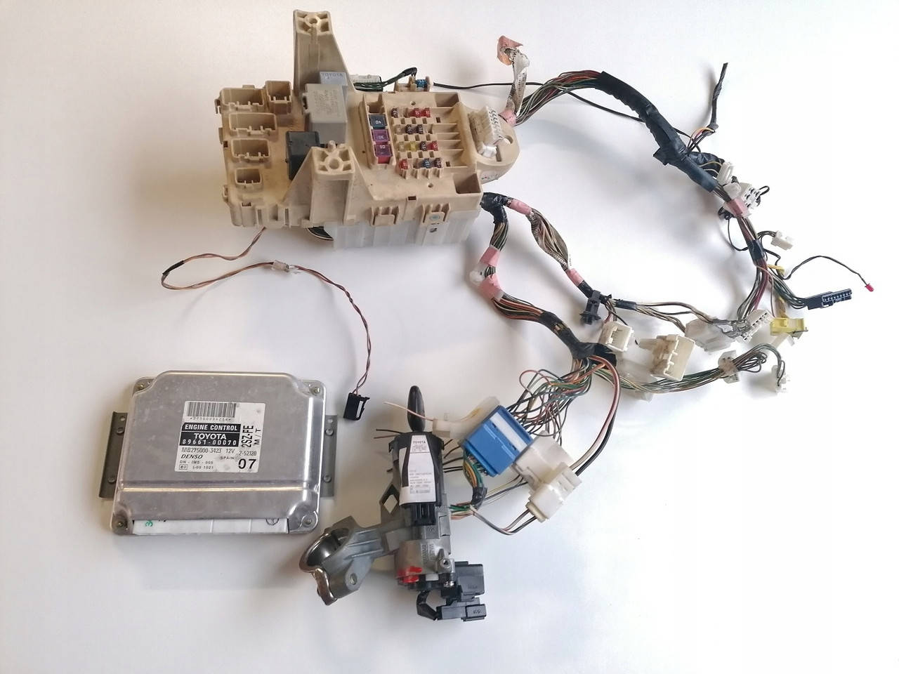 

Блок управления двигателем ЕБУ TOYOTA YARIS Комплект 1,3 VVT-I 2SZFE под заказ 2-4 дн