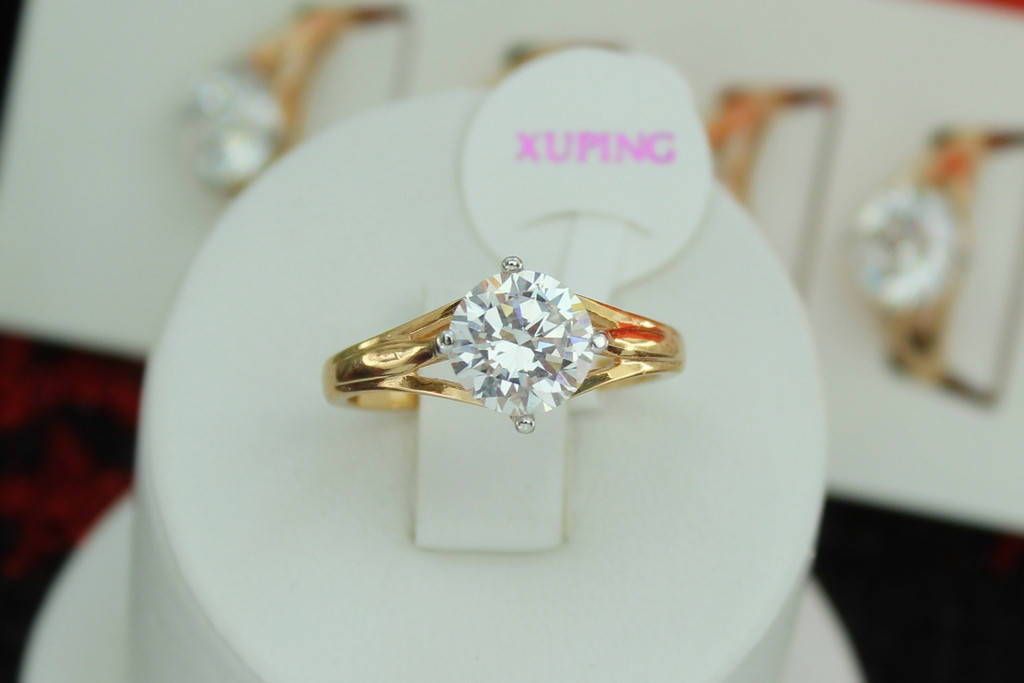 

Кольцо Xuping Jewelry камень 8 мм на высокой платформе р 18 золотистое