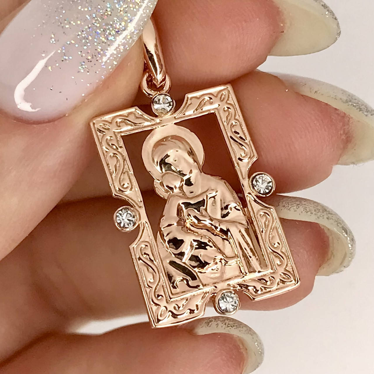 

Кулон-ладанка "Божья Матерь" покрытие золотом 18к. с белыми кристаллами.