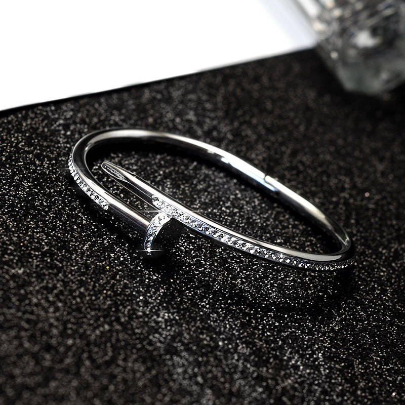 

Браслет в стиле Cartier «Гвоздь» с дорожкой фианитов