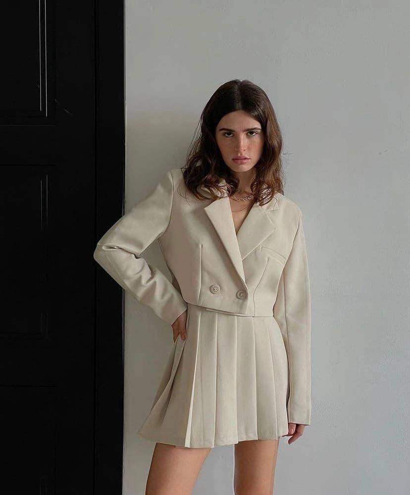 

Стильный женский костюм с плиссированной юбкой мини и укороченным пиджаком, Черный