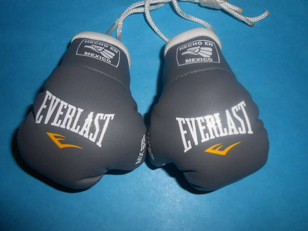 

Боксерские перчатки в машину на стекло сувенир брелок 14