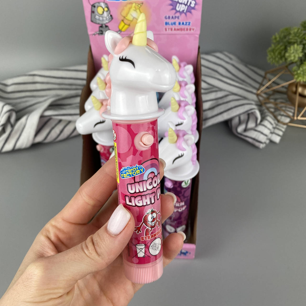 

Игрушка светящийся единорог с чупа чупсом 11 г