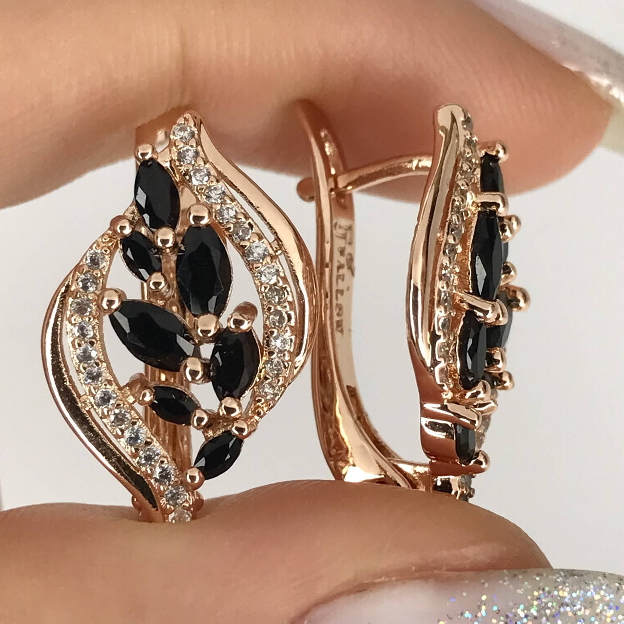 

Серьги с черными кристаллами покрытие золотом 18к.