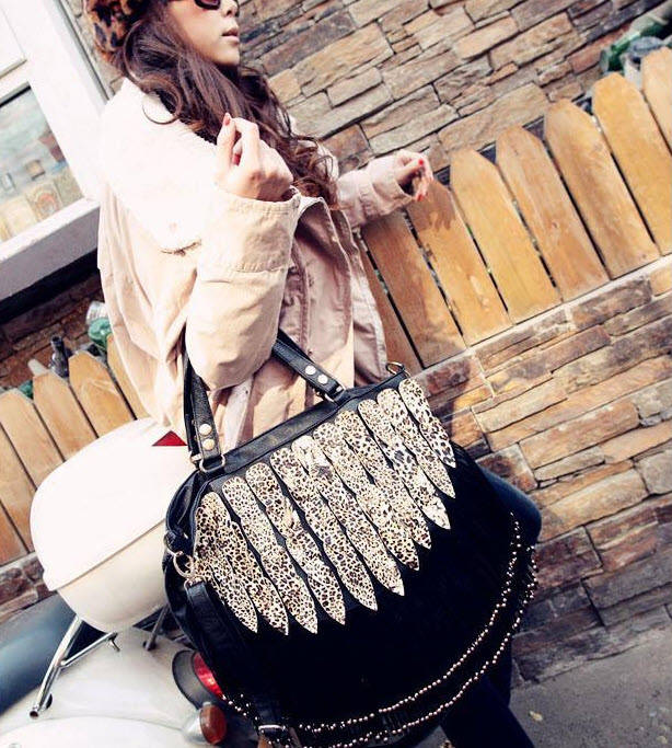 

Большая женская сумка с бахромой