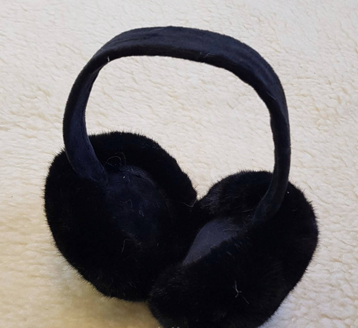 

Меховые наушники, черные