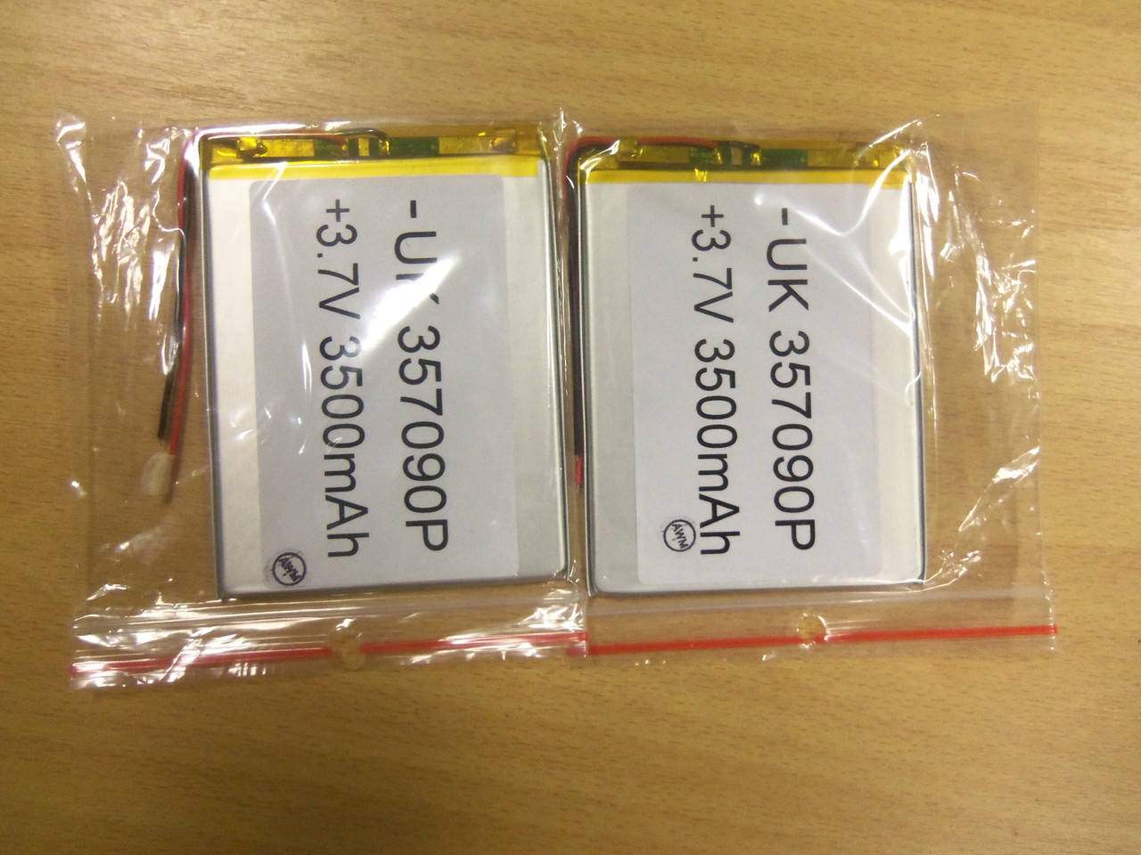 

Внутренний Аккумулятор 3,5*70*92 (3500 mAh 3,7V) 357090 AAA класс в Запорожье, Серый
