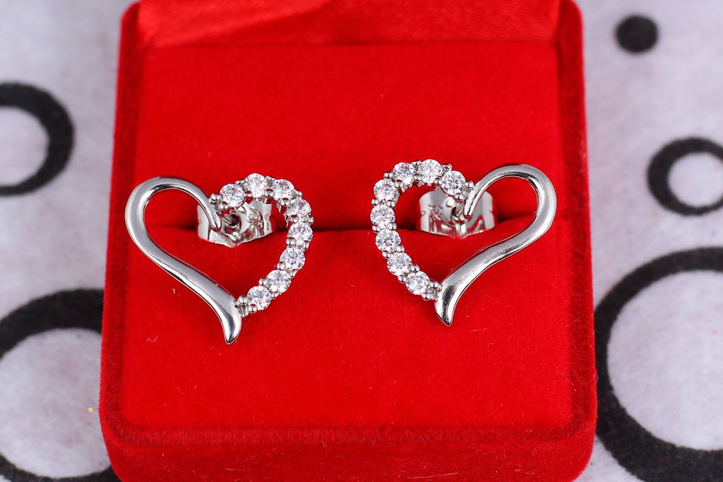 

Серьги гвоздики Xuping Jewelry сердечки 1.5 см серебристые