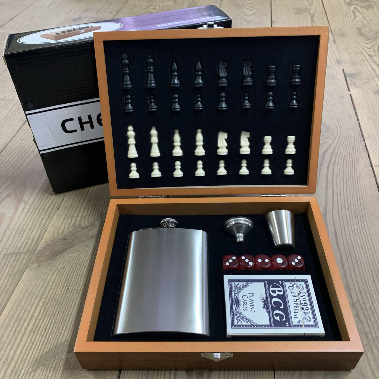 

Подарочный набор Шахматы, Карты, Кости, Фляга с рюмкой 2520A в деревянной коробке