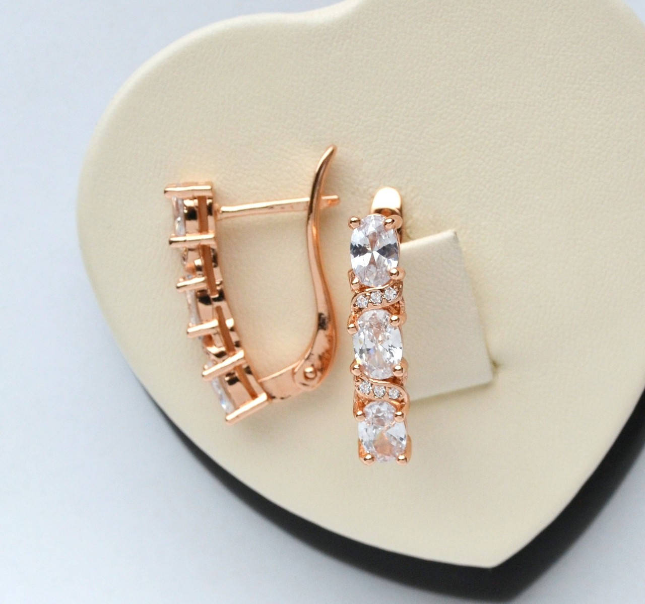 

Серьги Дуга с белыми кристаллами покрытие золотом 18к.