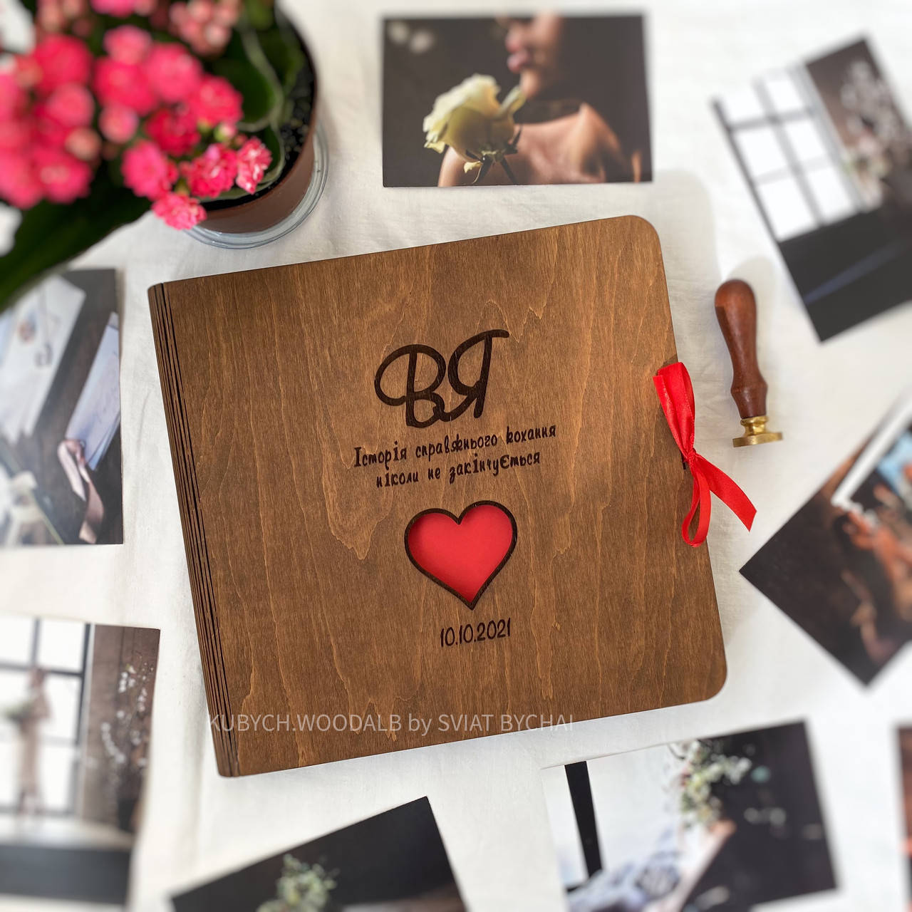 

Большой деревянный фотоальбом с инициалами датой и вашими надписями на обложке из дерева - подарок влюбленным, Коричневый