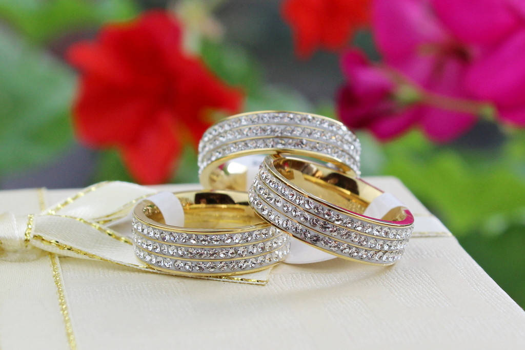 

Кольцо Xuping Jewelry три дорожки камни по кругу р 18 золотистое