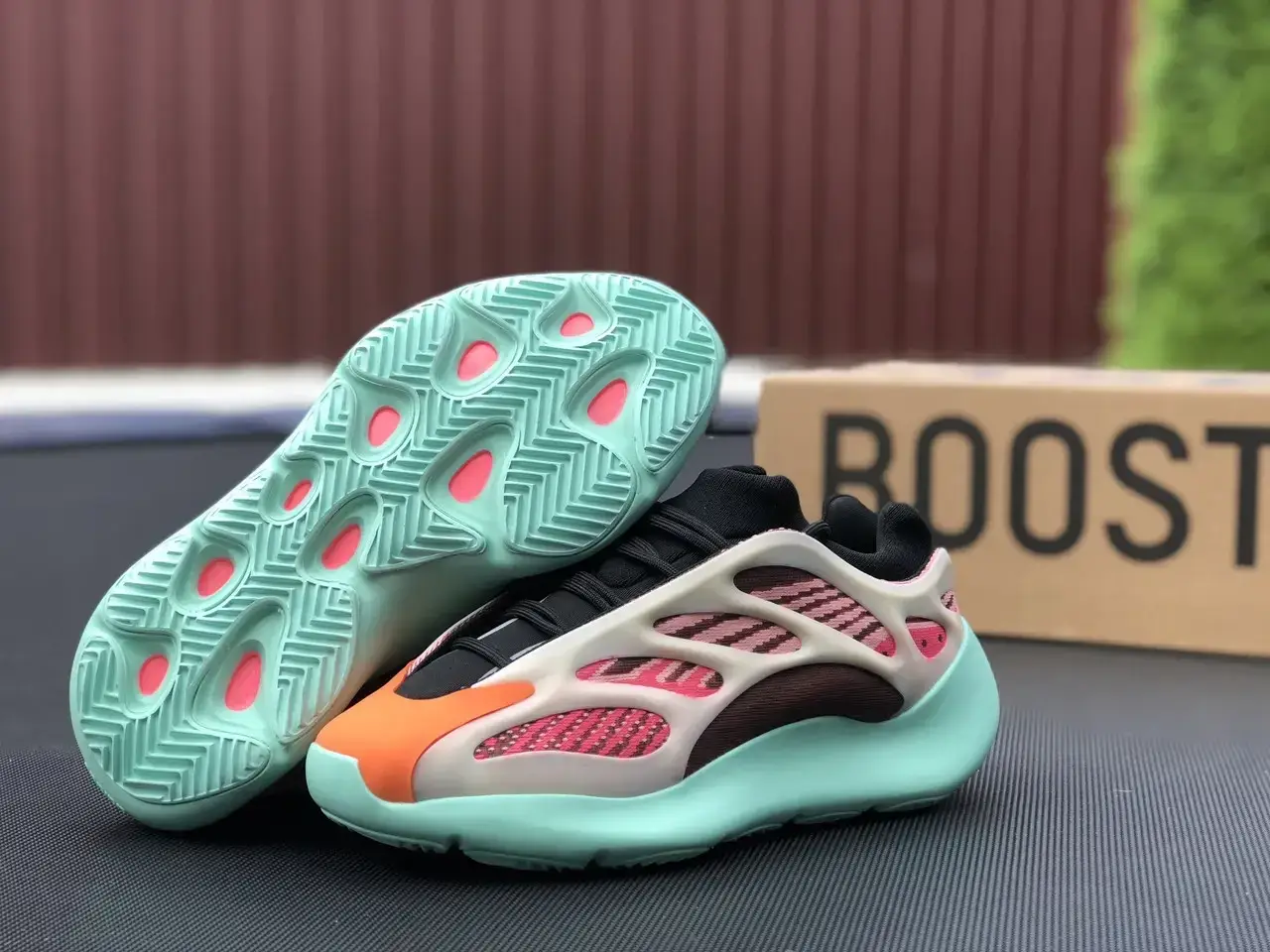 

Кроссовки женские Adidas x Yeezy Boost 700 мятные с малиновым [36-41] р.(39-25см), Разные цвета