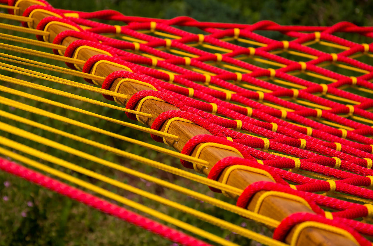 

Гамак усиленный безузловой на деревянной перекладине 1.30х2м, Красный с желтым