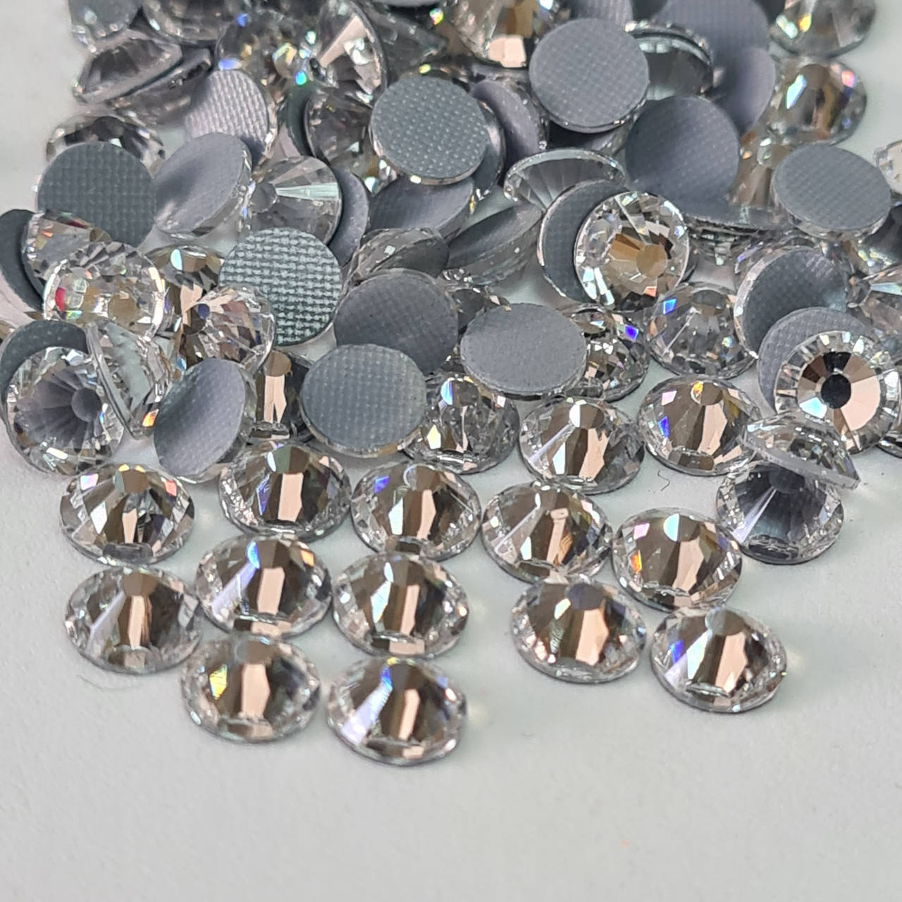 

Термо стразы Премиум ss16 Crystal +++ (4.0mm) 1400шт (вафельный клей)