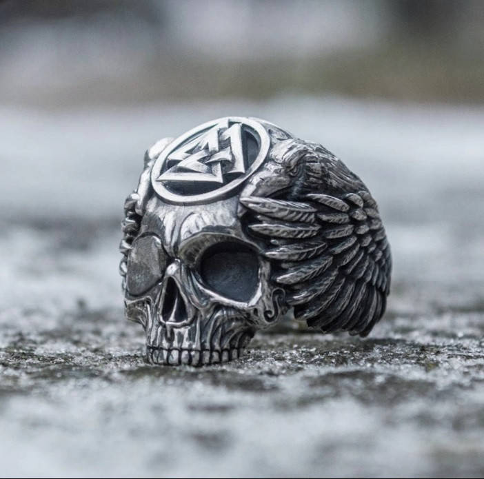 

Кольцо серебряное Череп Одина с Воронами