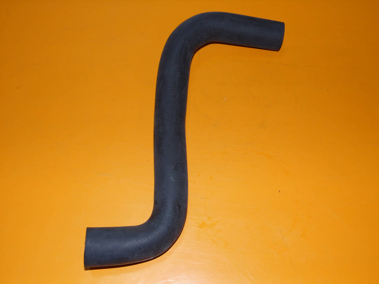 

Патрубок системы охлаждения Audi 100 80 Seat toledo VW golf passat DELLO 160041210