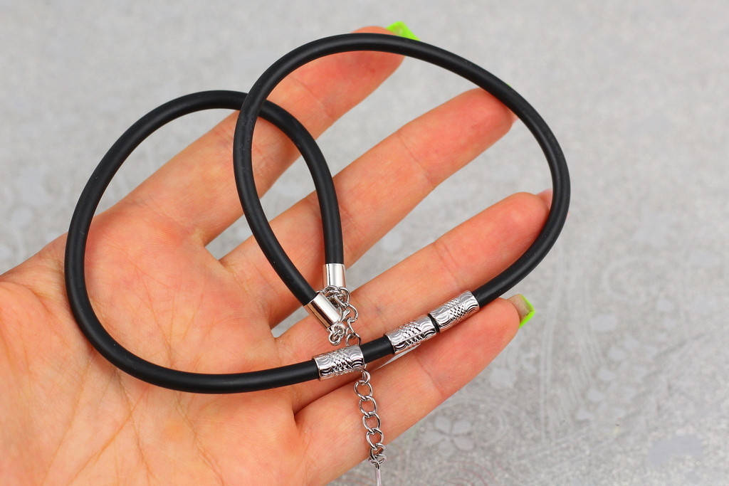 

Каучук Xuping Jewelry 42 см 4 мм добавка цепочка 6 см с тремя серебряными шармами