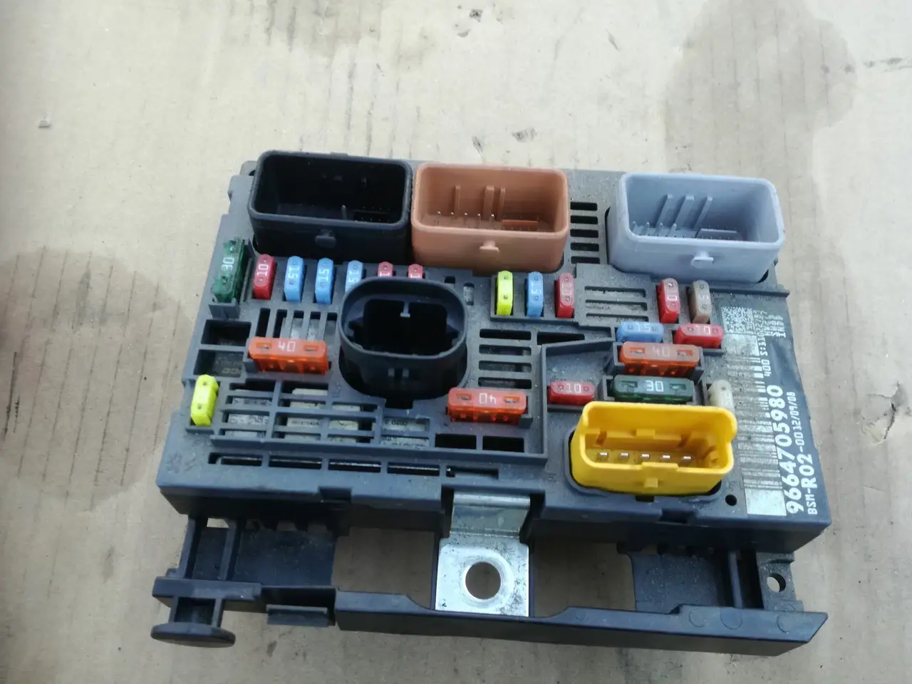 

Блок предохранителей BSM R02 9664705980 Citroen Peugeot c5 407 c4 под заказ 2-4 дн