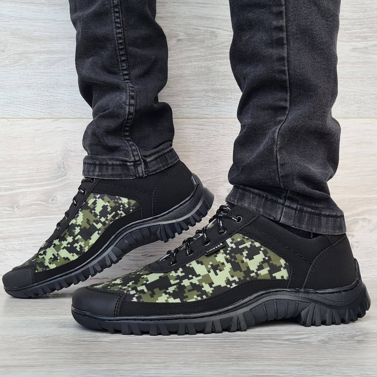 

Мужские кроссовки камуфляж пиксель на протекторной подошве (К-164к) 43, Черный