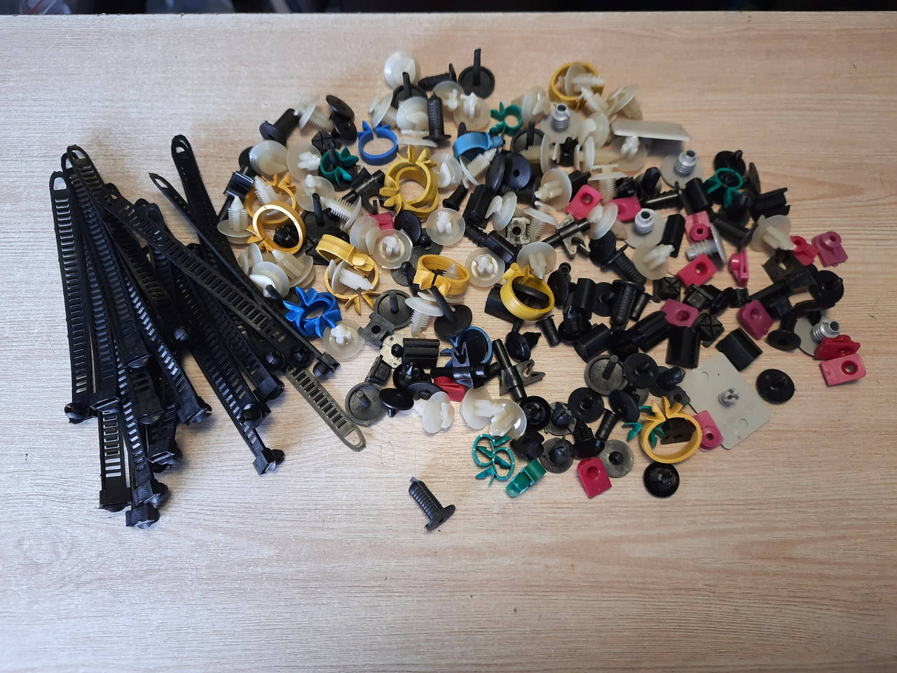 

Клипсы кузовные ВАЗ 2110-11-12 (полный к-т)