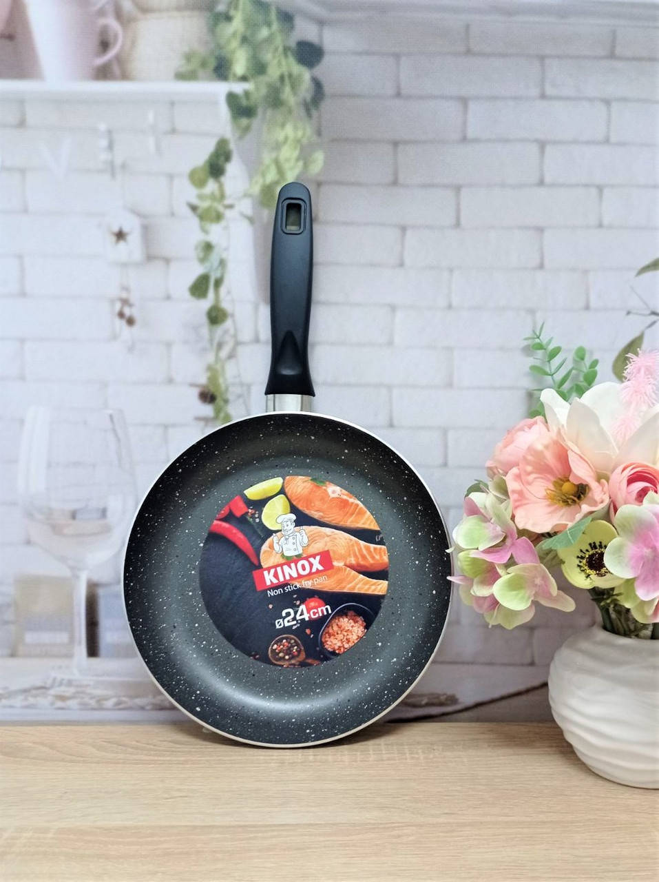 

Сковорода 24 см из алюминия с антипригарн.гранитн. покрытием, ручка бакелит, Kinox (Турция)