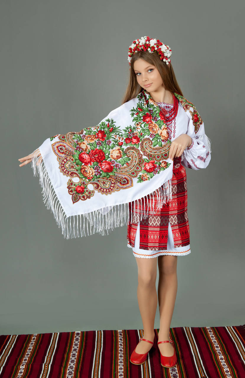 

Нарядный белый украинский платок на голову с розами №1237, Красный