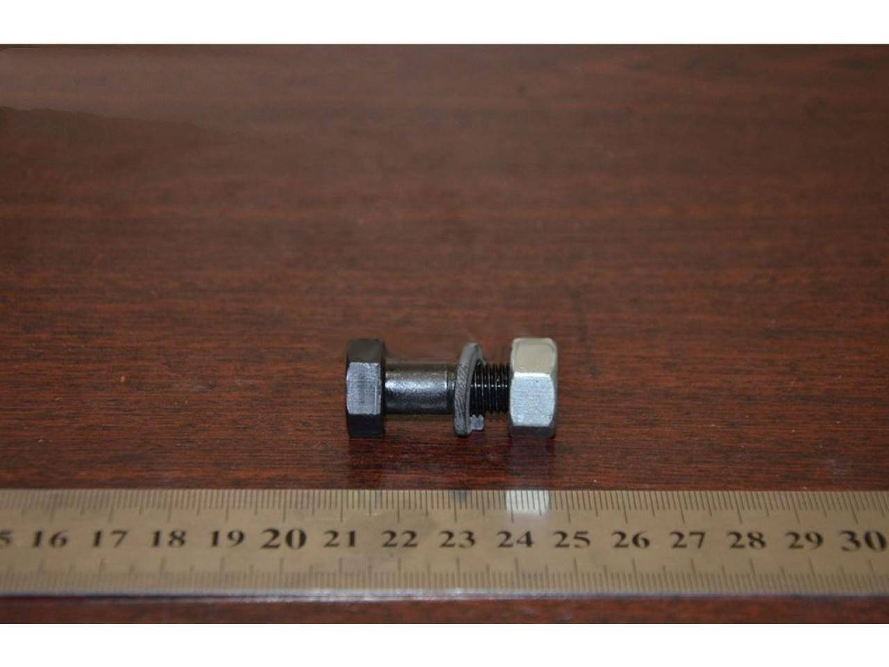 

Болт 10х28х1,25 полуоси Ваз 2101 правый короткий в сборе